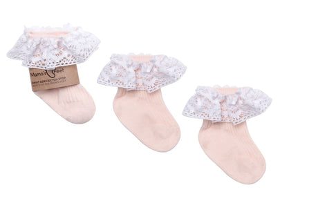 Drie licht abrikooskleurige Vintage Love Apricot sokken van Mama's Feet met witte kanten ruches.