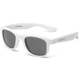 Koolsun Wave zonnebril in Marshmallow White met wit montuur en donkergrijze glazen, schuin van voren gezien
