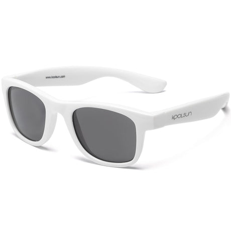 Koolsun Wave zonnebril in Marshmallow White met wit montuur en donkergrijze glazen, schuin van voren gezien