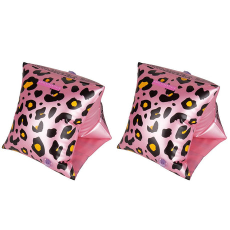 Twee roze zwembandjes met zwarte en goudkleurige pantervlekken op een witte achtergrond.